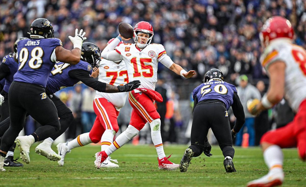 Kansas City Chiefs quarterback Patrick Mahomes (15) scrambles and looks for an open tight end Travis Kelce (87) in the second quarter against the Baltimore Ravens Sunday, Jan. 28, 2024, during the AFC Championship Game in Baltimore.