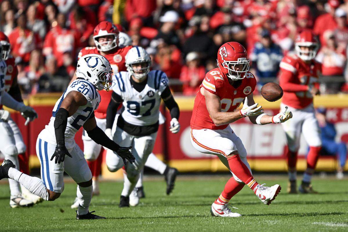 Kansas City Chiefs tight end Travis Kelce (87) struggles to keep hold of the ball on Sunday, Nov. 23, 2025, at GEHA Field at Arrowhead Stadium during the ChiefsÕ game against the Indianapolis Colts.