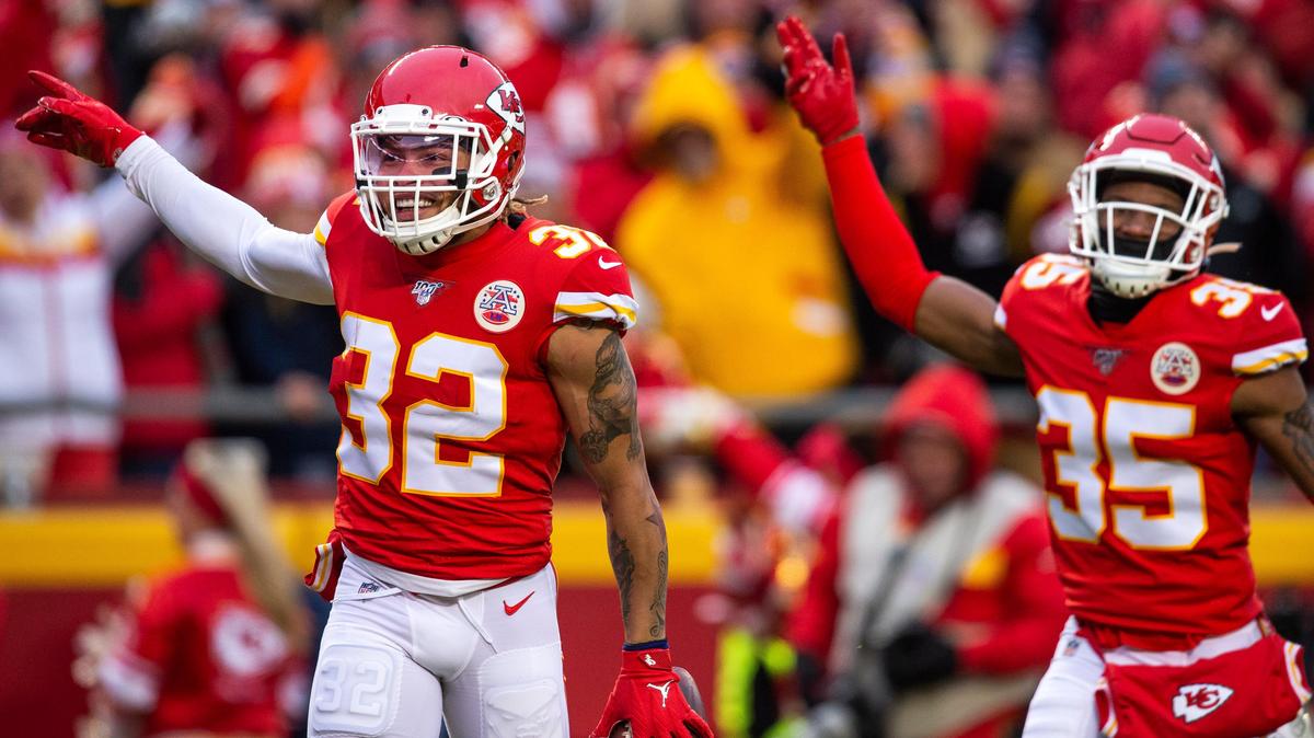 Kansas City Chiefs safety Tyrann Mathieu (left) celebrates with cornerback Charvarius Ward Mathieu’s first-quarter interception against Oakland Sunday at Arrowhead Stadium.