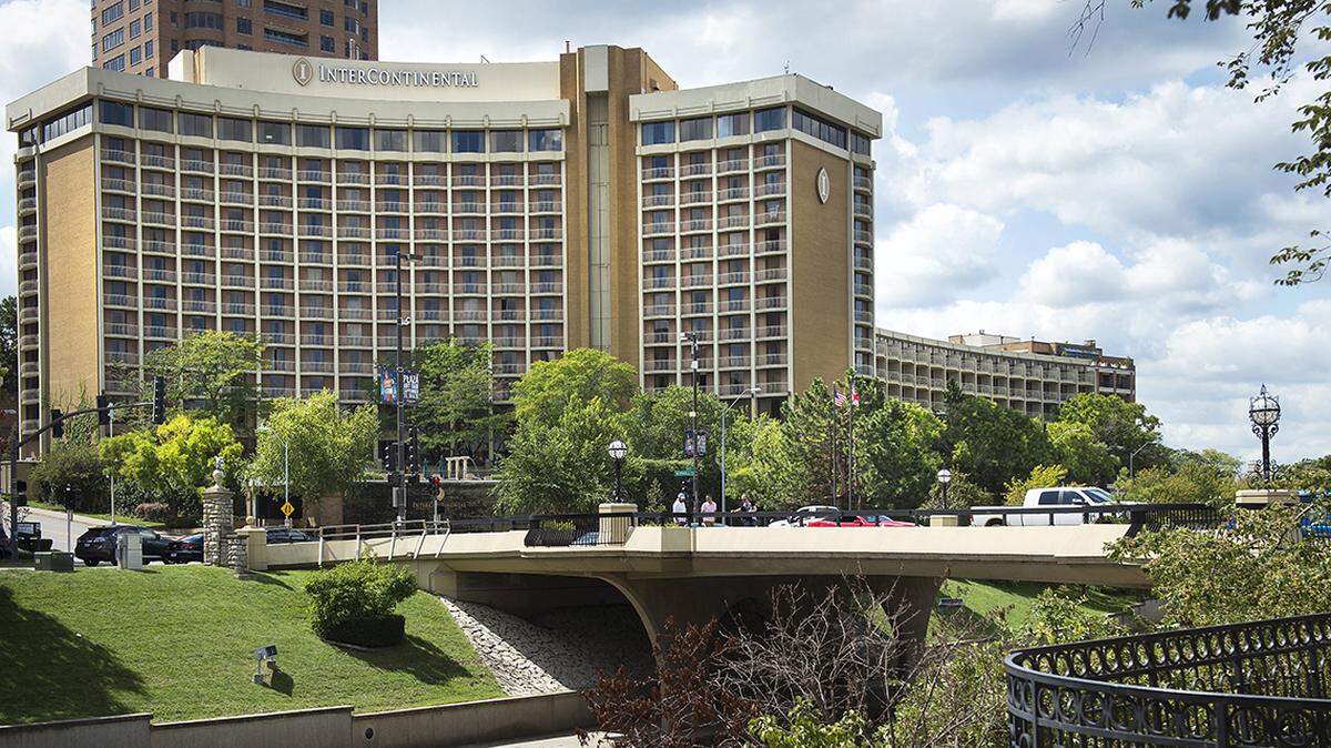 InterContinental Kansas City at the Plaza hotel is located at 410 Ward Parkway on the Country Club Plaza in Kansas City.