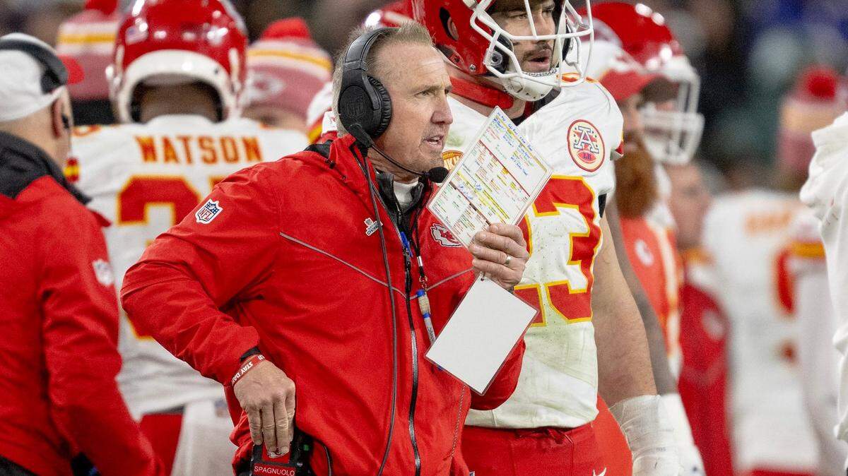 Chiefs defensive coordinator Steve Spagnuolo calls a play for his defense during the Jan. 28 AFC Championship Game in Baltimore.