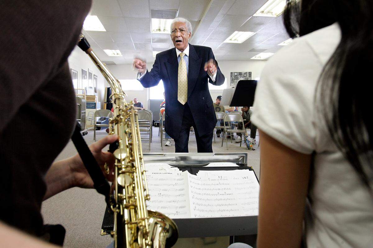 JILL TOYOSHIBA/The Kansas City Star_09302006_Leon Brady started the Kansas City Youth Jazz for kids from all over the metro area. Brady conducts during a recent Saturday rehearsal in the organization’s Kansas City, Kan., studios. cutline: Leon Brady conducts Kansas City Youth Jazz band practices. His goal is to change the lives of young people through music. ORG XMIT: 6QOERH9 CUTLINE Leon Brady will get the Pinnacle Award at Saturday’s “Rare Conversations” event.
