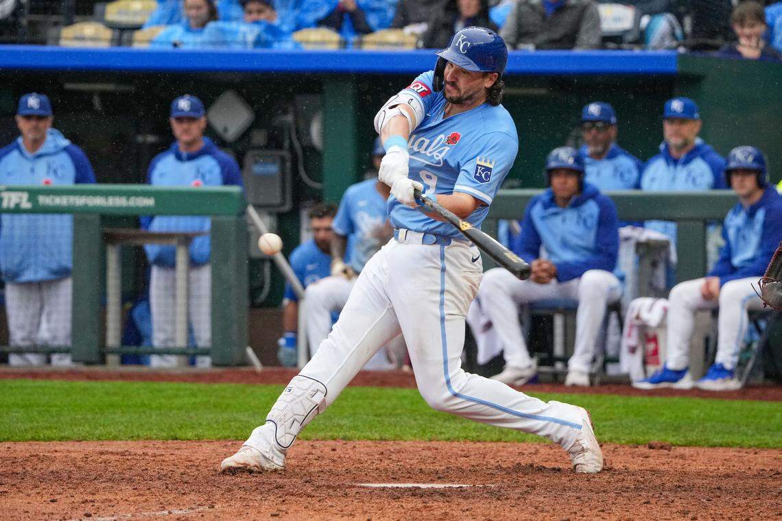 Kansas City Royals first baseman Vinnie Pasquantino (9) connects for a single against the Cincinnati Reds in the ninth inning at Kauffman Stadium on May 26, 2025.