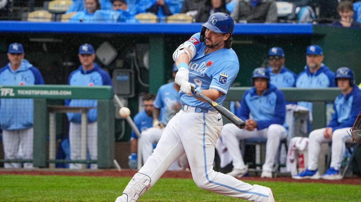 Kansas City Royals first baseman Vinnie Pasquantino (9) connects for a single against the Cincinnati Reds in the ninth inning at Kauffman Stadium on May 26, 2025.