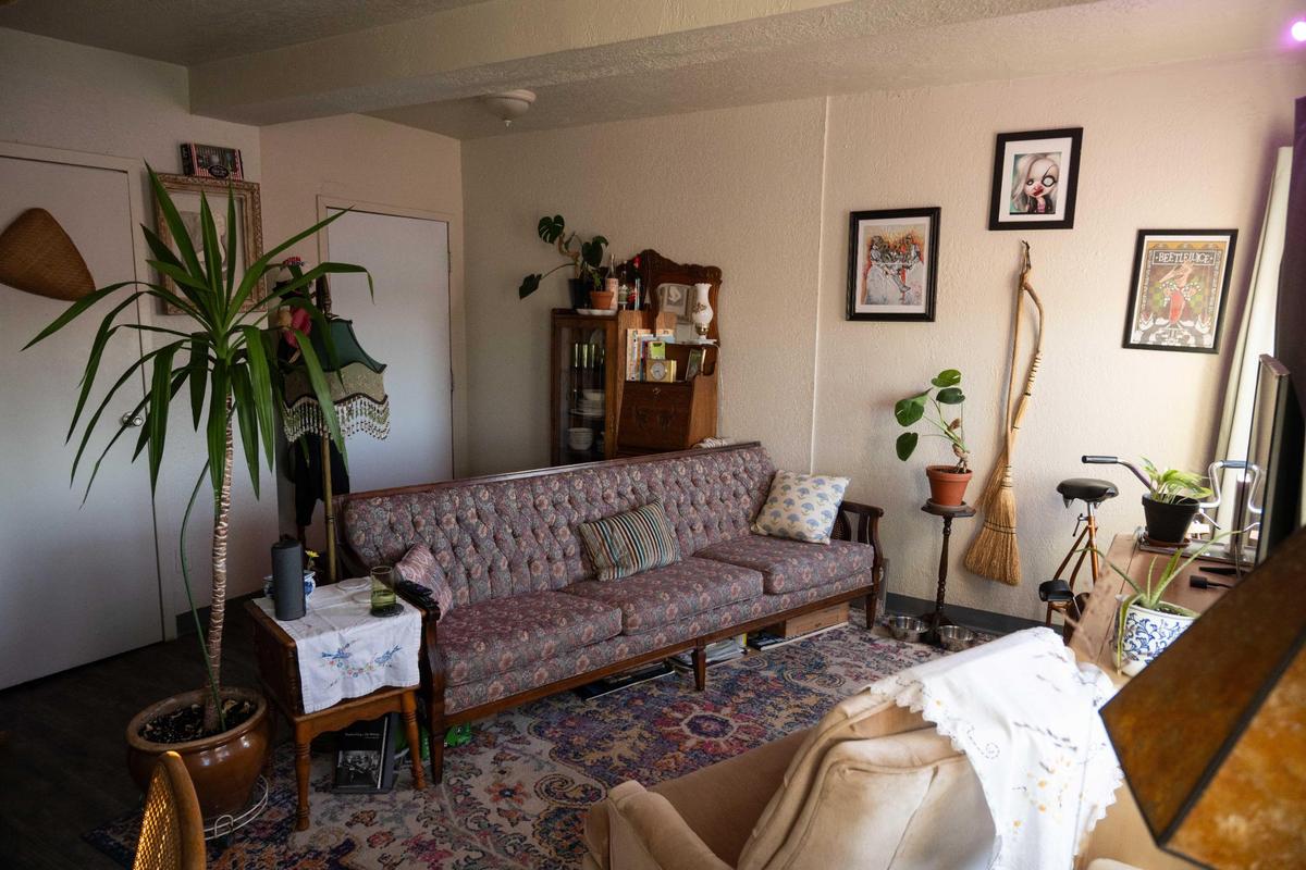 Jennifer’s living room at Mayfair Apartments in Kansas City on Tuesday, Jan. 28, 2025.