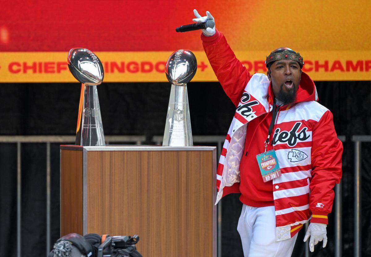 Kansas City rapper Rapper Tech N9ne ramped up the crowd before the Kansas City Chiefs took the stage at Union Station for the Super Bowl Champions parade and rally Wednesday.