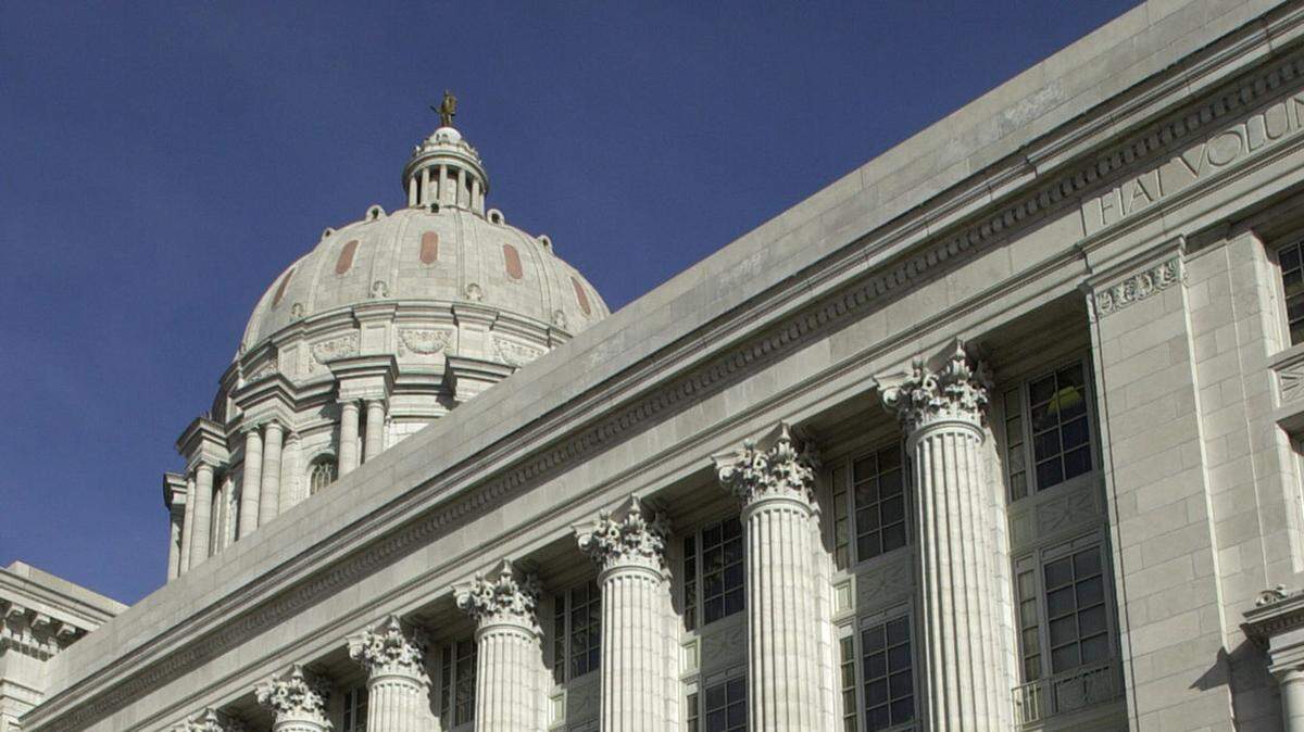 A line of people zig-zags around the Missouri State Capitol Wednesday, Jan. 8, 2003, prior to the swearing in ceremony of the 92nd General Assembly inside the building in Jefferson City, Mo. (AP Photo/L.G. Patterson)