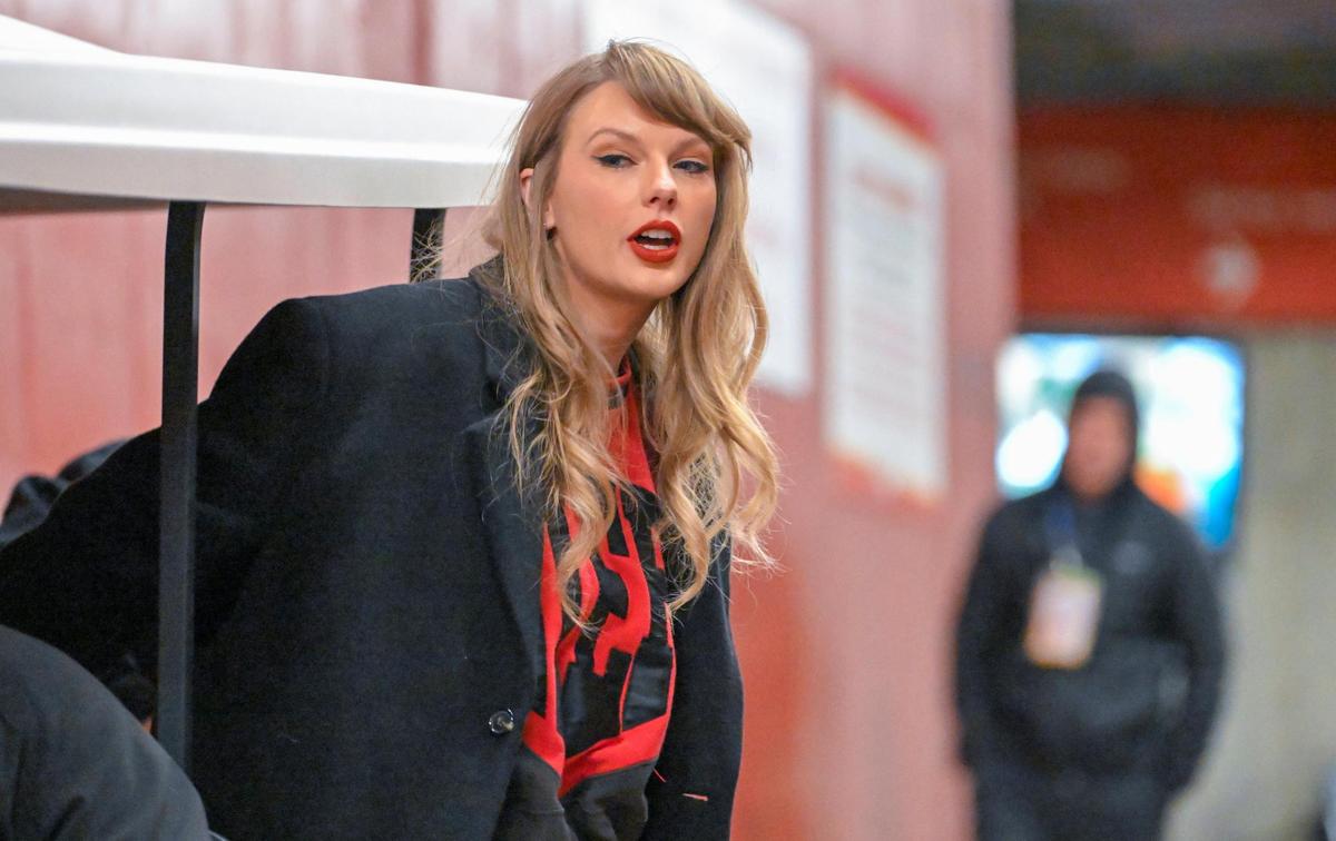 Taylor Swift’s vintage Chiefs fashion.