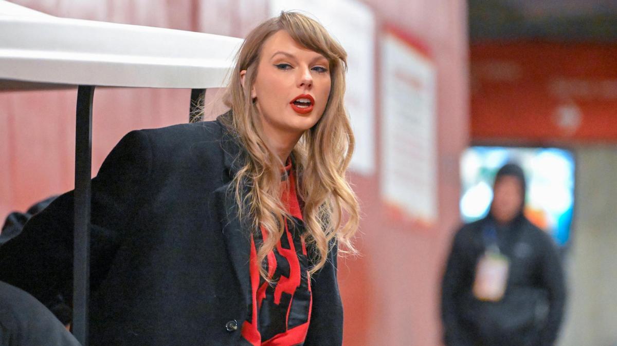 Taylor Swift showed up to Sunday’s Chiefs game in style.