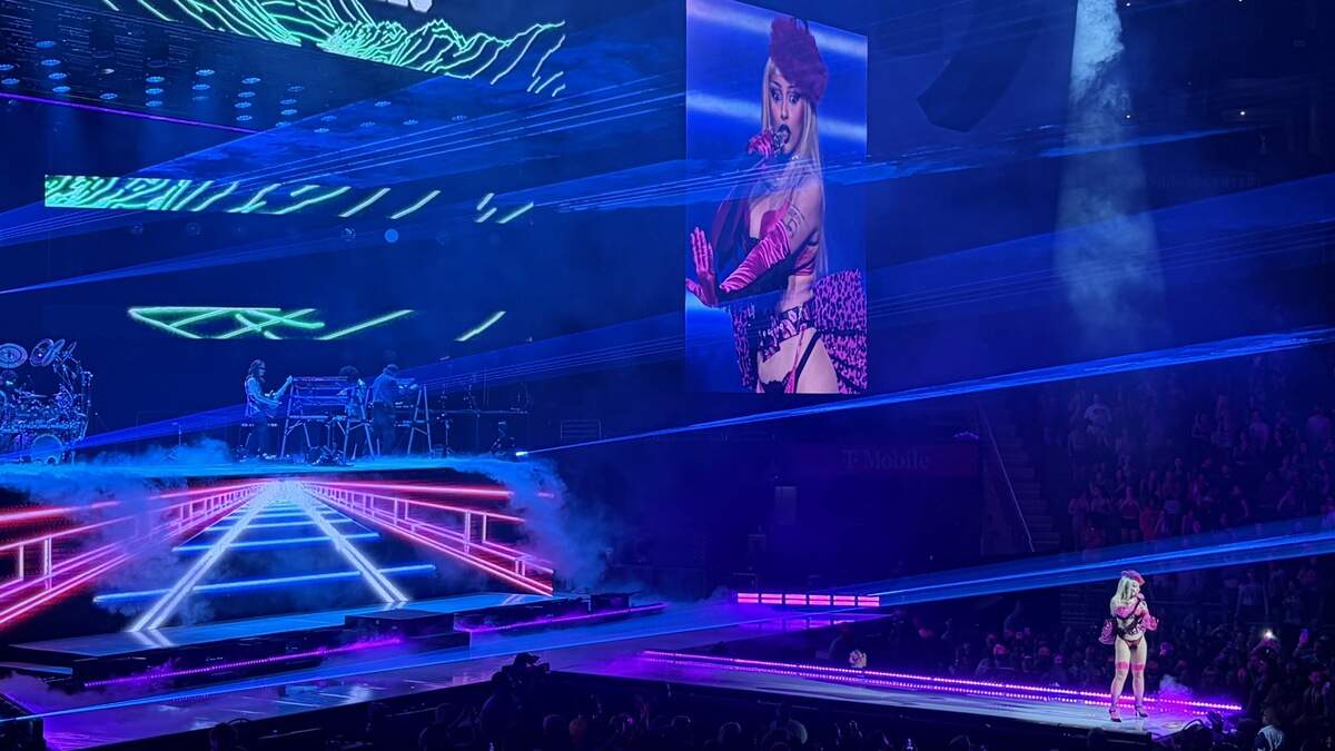 Rapper and superstar Doja Cat shines in her first-ever concert in Kansas ...