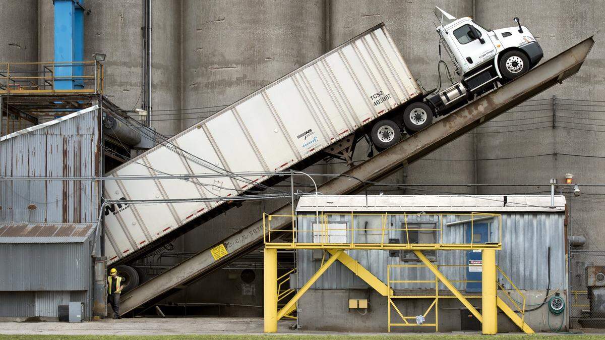 A truck unloads wheat at a Bartlett Grain Co. facility in Kansas City, Kan., in 2014.