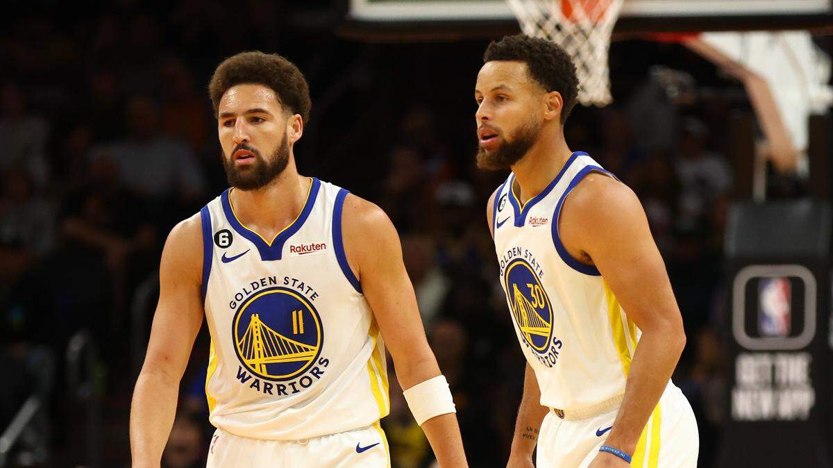 Golden State Warriors guards Stephen Curry (30) and Klay Thompson (11) against the Phoenix Suns at Footprint Center.