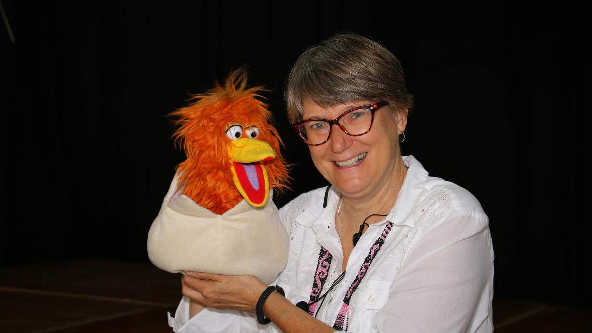 Kansas City, Kansas, storyteller Priscilla Howe likes to use puppets in her performance.