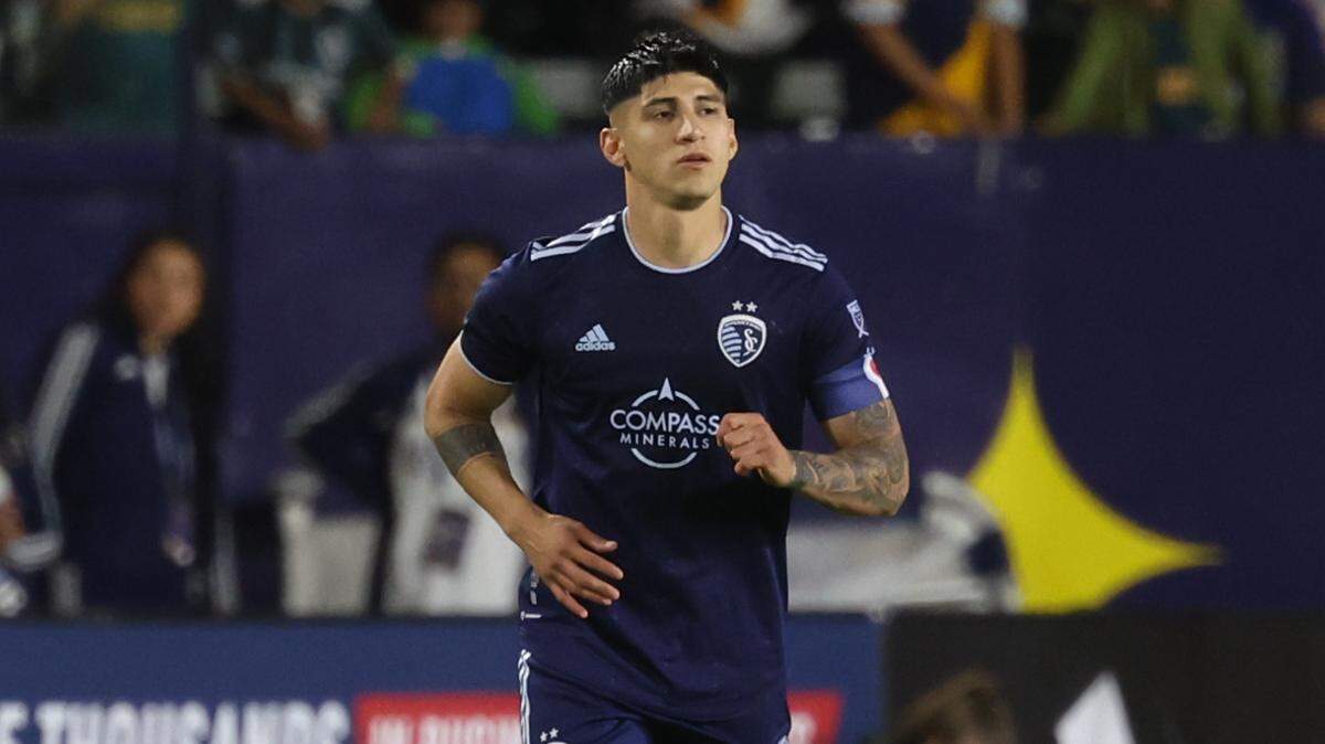 Striker Alan Pulido is turning up the heat on his contract negotiations with Sporting KC and attracting the attention of clubs in Mexico.