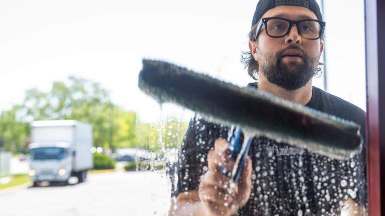 He’s washing windows for free. Now it’s bringing new life to KC restaurants