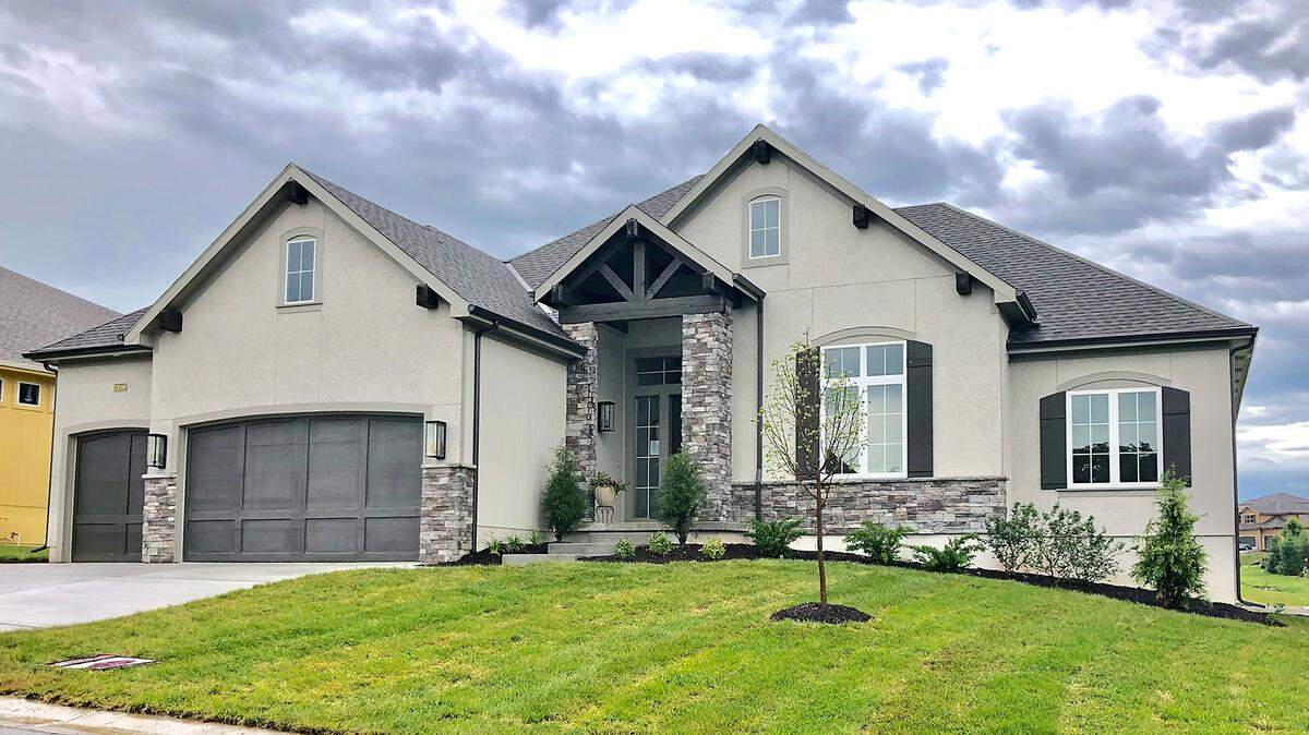 Don Julian Builders’ award-winning Brookridge II ranch reverse is available at 13009 W. 168th St., featuring a covered deck, a patio, three bedrooms on the main floor, a stunning green space cul-de-sac home site and over 3,700 +/- finished square feet of living space. Priced at $659,900, the home offers a 30-day close and is open today until 5 p.m. The model home is located at 17133 Bradshaw St.