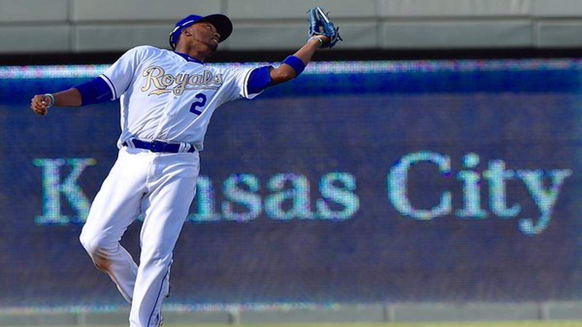 Kansas City shortstop Alcides Escobar caught a bases-loaded fly ball by New York's Yoenis Cespedes in the seventh inning as the Royals and Mets played Tuesday at Kauffman Stadium.