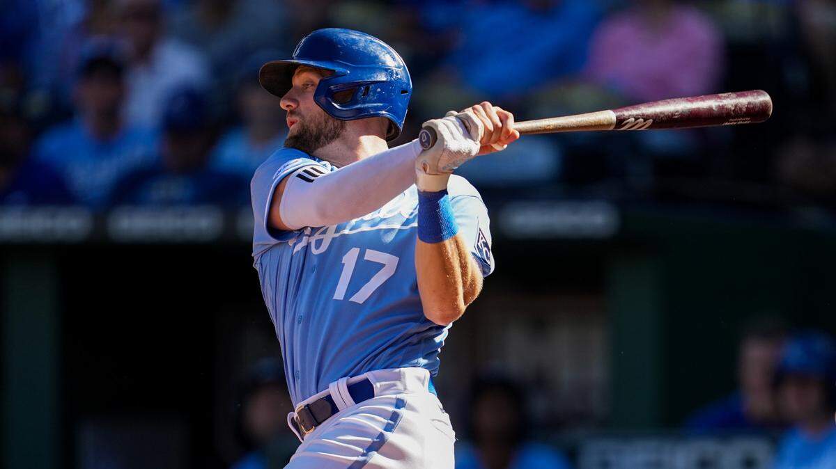 Kansas City Royals third baseman Hunter Dozier (17) bats during the sixth inning against the Seattle Mariners at Kauffman Stadium on Sept. 25, 2022.