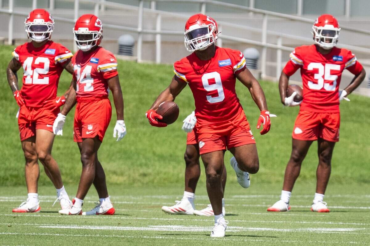 Kansas City Chiefs running back Kenneth Walker runs with the ball during Chiefs Minicamp on Tuesday, June 9, 2026, in Kansas City.