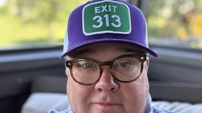 Eric Stonestreet makes new KSU Exit 313 trucker caps go viral | Kansas ...