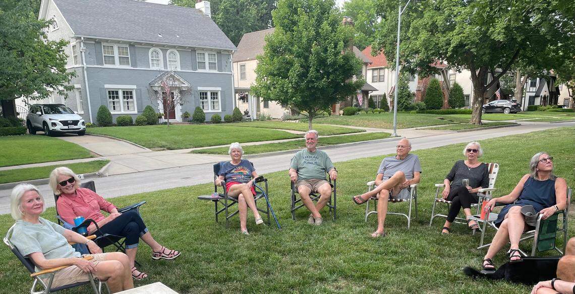 Vecinos de la cuadra 600 de 70th Street en Brookside se reúnen todos los miércoles en la isla de césped que separa sus casas. Últimamente, la conversación ha girado en torno a los fuertes aumentos de los avalúos del Condado sobre sus viviendas.
