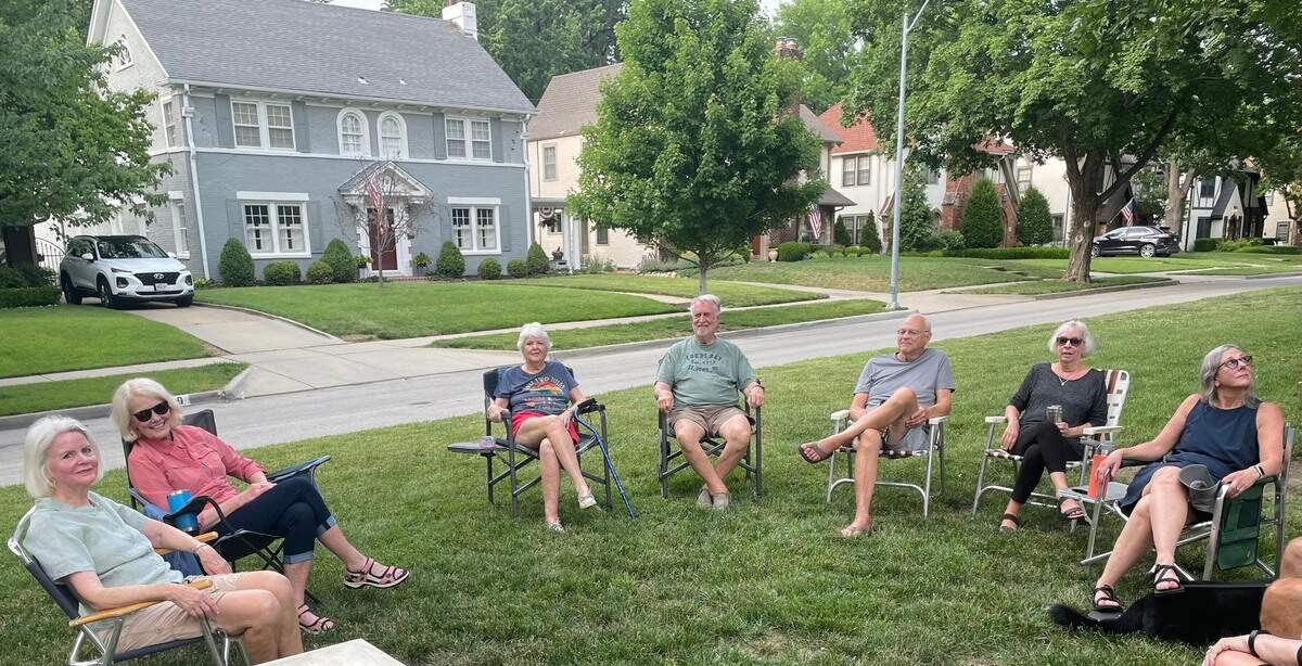 Vecinos de la cuadra 600 de 70th Street en Brookside se reúnen todos los miércoles en la isla de césped que separa sus casas. Últimamente, la conversación ha girado en torno a los fuertes aumentos de los avalúos del Condado sobre sus viviendas.
