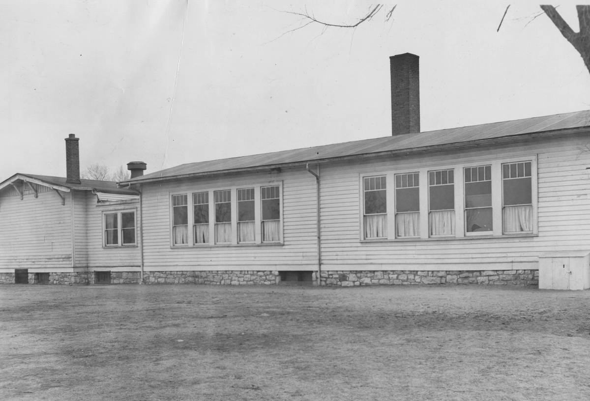 Leeds School at 36th Street and Fremont Avenue.