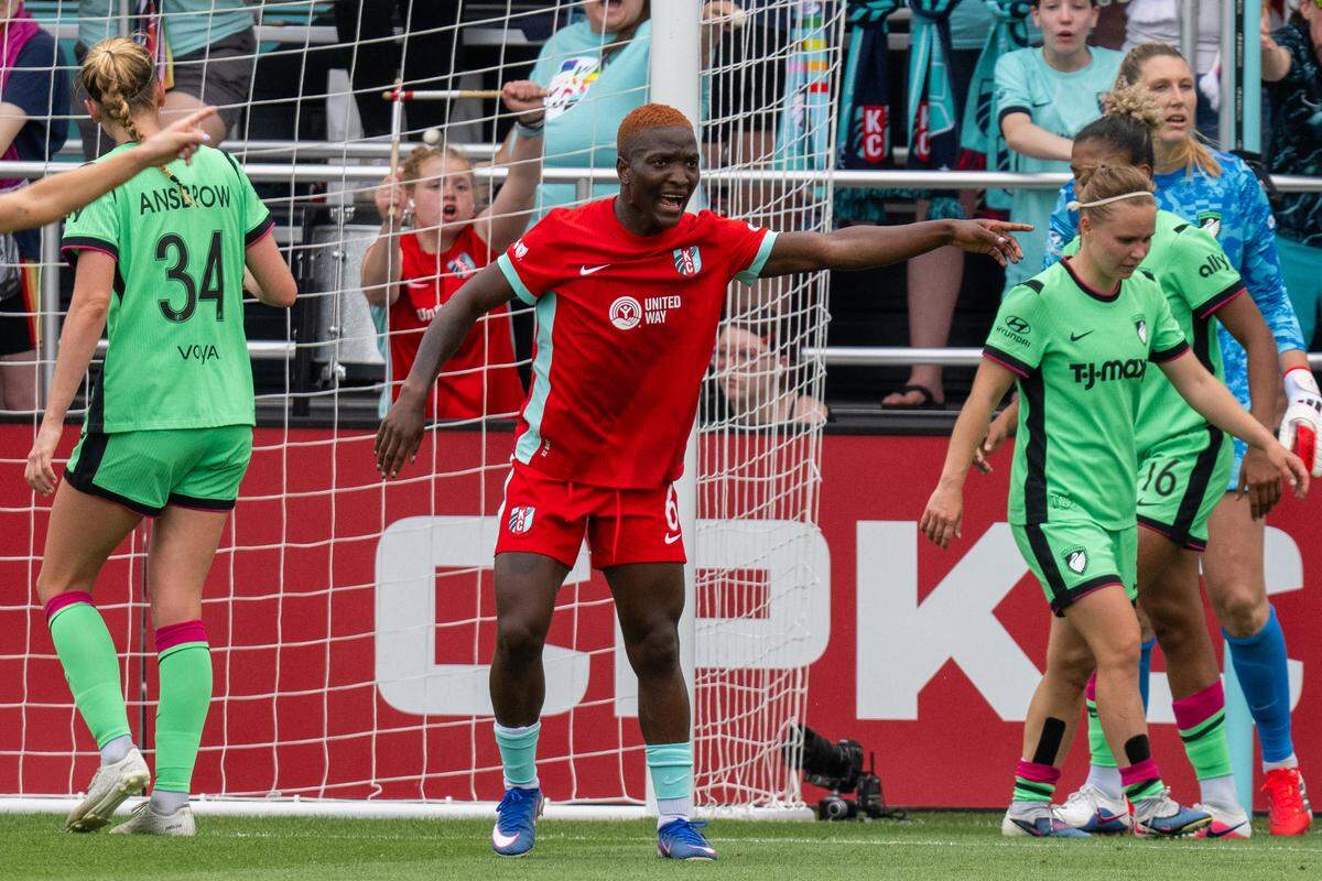 Current forward Temwa Chawinga (6) barks out directions on a corner kick during KC’s 1-0 victory over the Boston Legacy on Saturday, May 30, 2026 at CPKC Stadium in Kansas City.