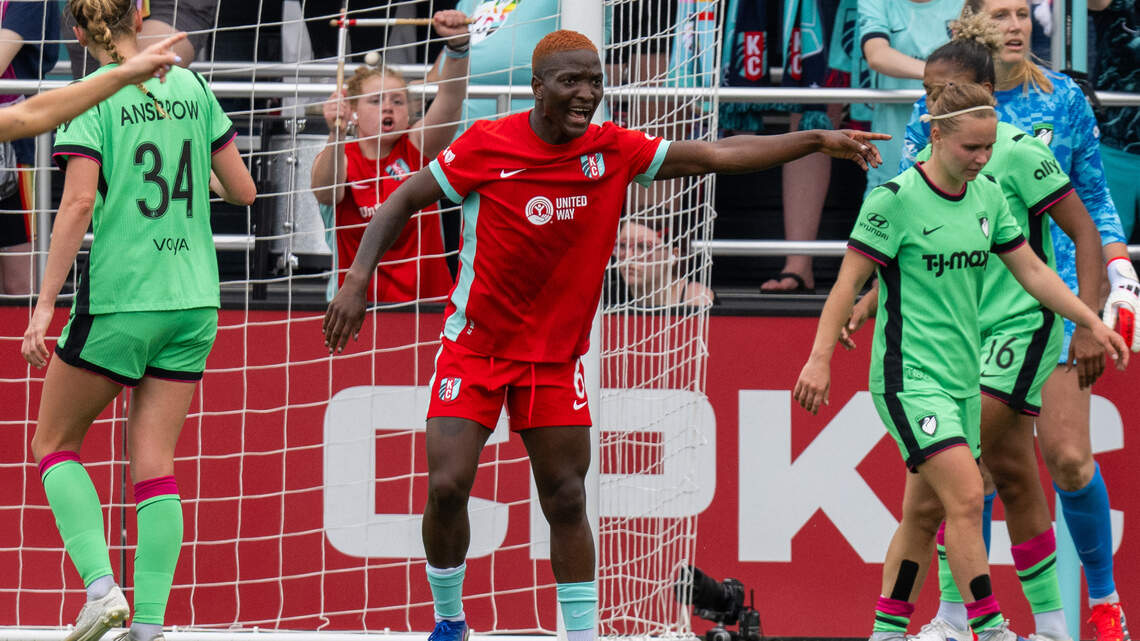 With Chiefs & celebs on hand, Chawinga’s 7th goal in 5 games lifts Current to win
