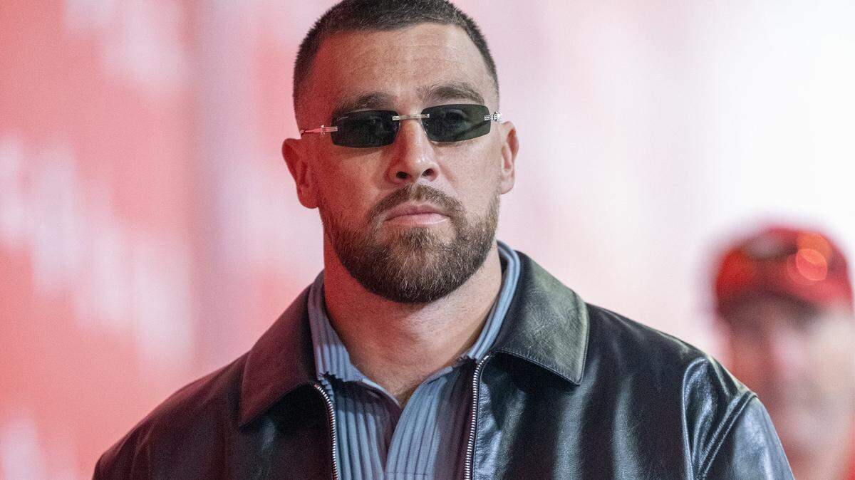 Kansas City Chiefs tight end Travis Kelce (87) arrives for the game against the Las Vegas Raiders on Sunday, October 19, 2025, at GEHA Field at Arrowhead Stadium in Kansas City.