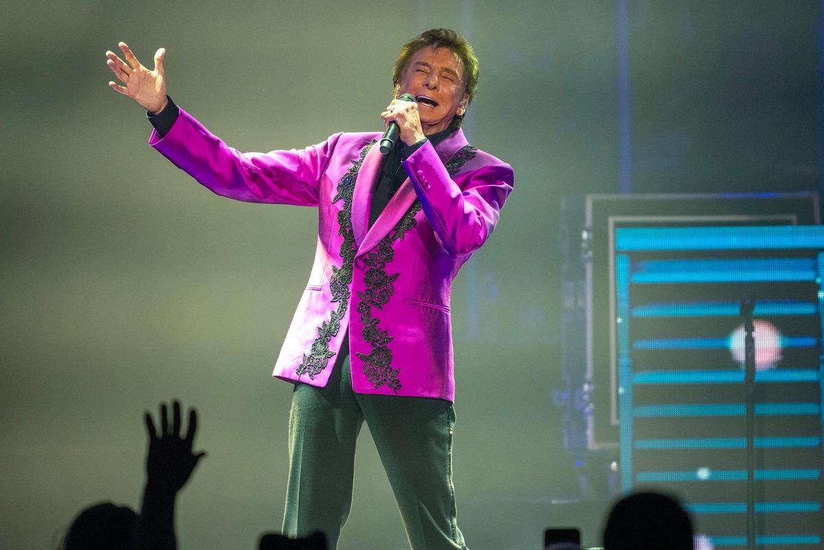 Barry Manilow belts out a song on stage Sunday at the T-Mobile Center during a stop in Kansas City as part of The Last Concerts Tour.