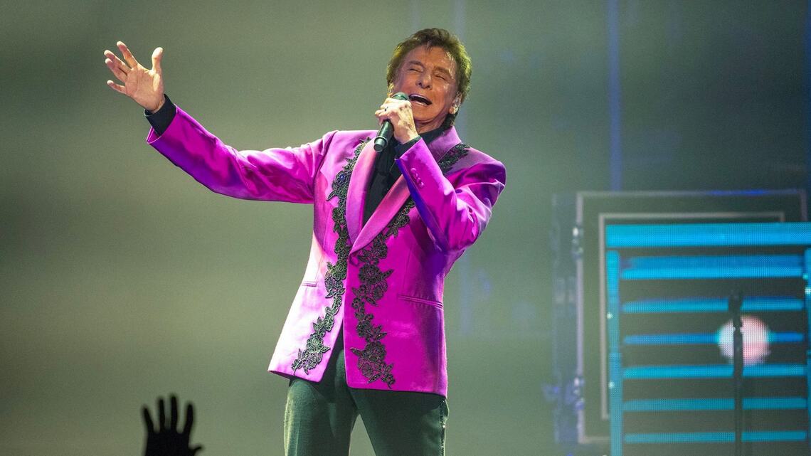 ‘I still look fabulous and so do you’: Inside Barry Manilow’s last Kansas City concert
