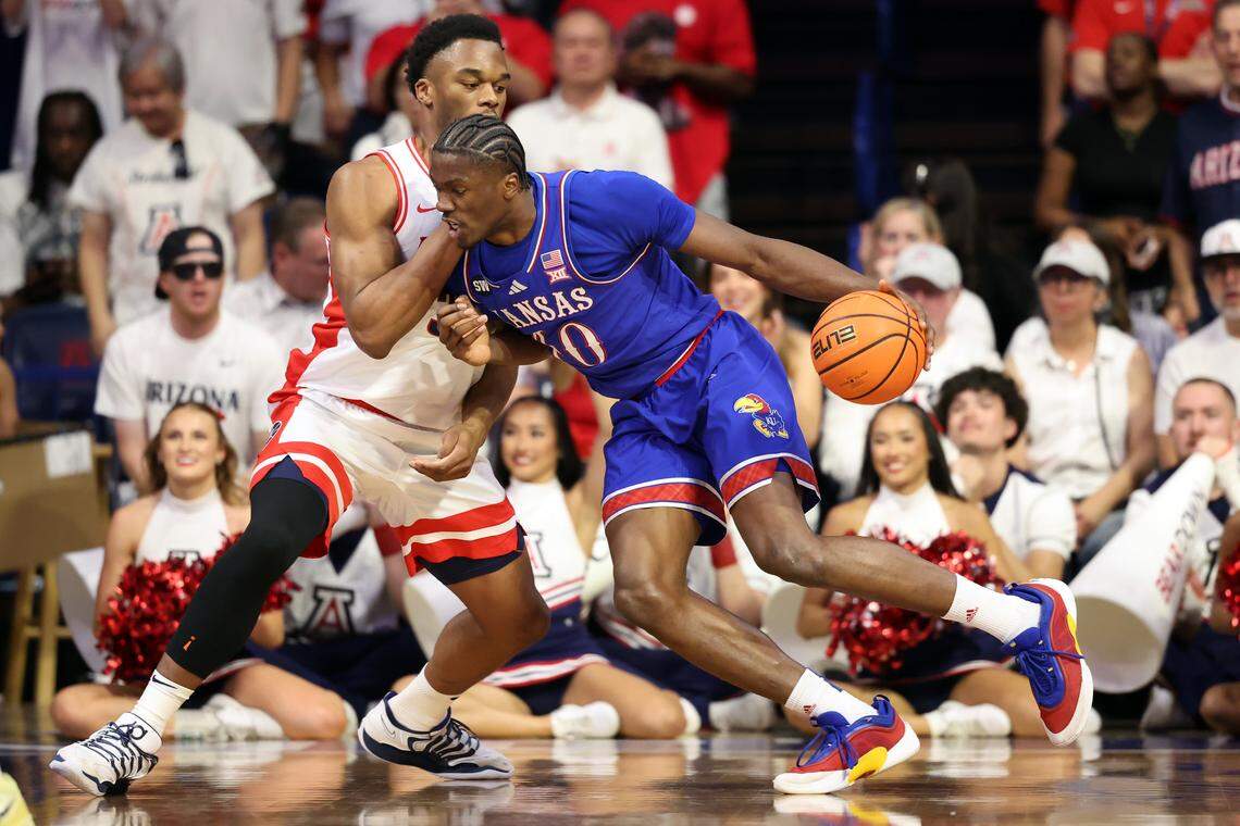 Flory Bidunga #40 of the Kansas Jayhawks drives to the basket against Tobe Awaka #30 of the Arizona Wildcats during the first half at McKale Center at ALKEME Arena on February 28, 2026 in Tucson, Arizona.