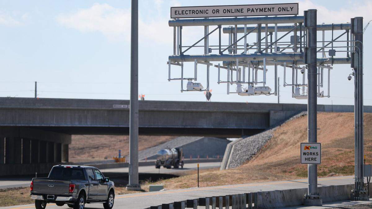 A new exit on the Kansas Turnpike for west-bound Kellogg opened recently. The new exit features no toll booths, only instructions that you can pay electronically or by using the internet. No instructions are give for how motorist not equipped with K-Tag can pay their toll.