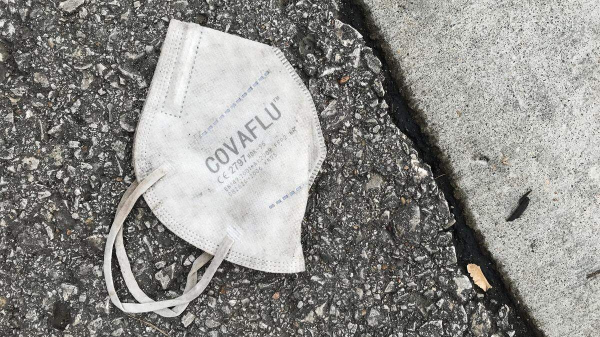Barry Saunders: There is a story warning that a group of outlaws is going door-to-door offering KN-95 masks that protect against covid-19 and omicron.