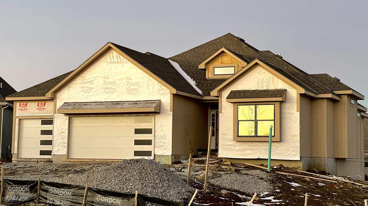 Washam Homes’ expanded Capri reverse 1 ½-story on a cul-de-sac at 17104 Bradshaw St. is priced in the $645,000s. Features include a covered deck, sunken patio and approximately 2,800 square feet ready for buyer selections.