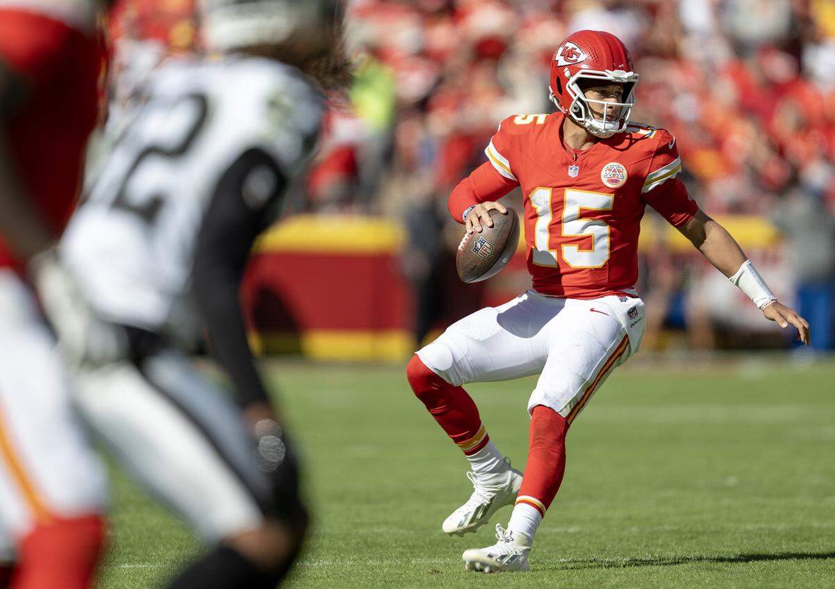 Chiefs quarterback Patrick Mahomes looks for an open receiver during the second half of an NFL Week 7 game on Sunday, Oct. 19, 2025 at GEHA Field at Arrowhead Stadium in Kansas City.