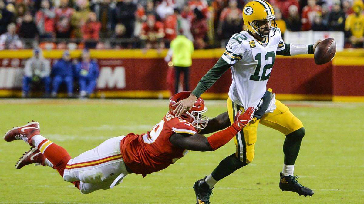 Chiefs defensive tackle Khalen Saunders sacked Green Bay quarterback Aaron Rodgers during a game at Arrowhead Stadium in 2019, the last time these teams played each other.