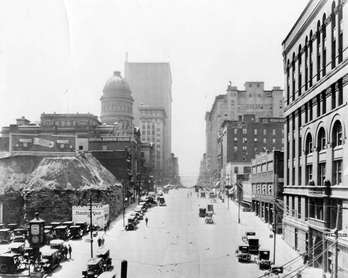 Grand Boulevard facing south, with Argentine Limestone and loess accumulation still visible. A White Castle hamburger restaurant occupies what’s now the Buffalo Mane building, 1926.