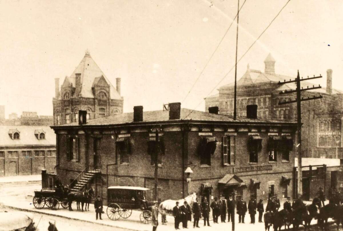 The first City Hall at 5th and Main. KANSAS CITY PUBLIC LIBRARY