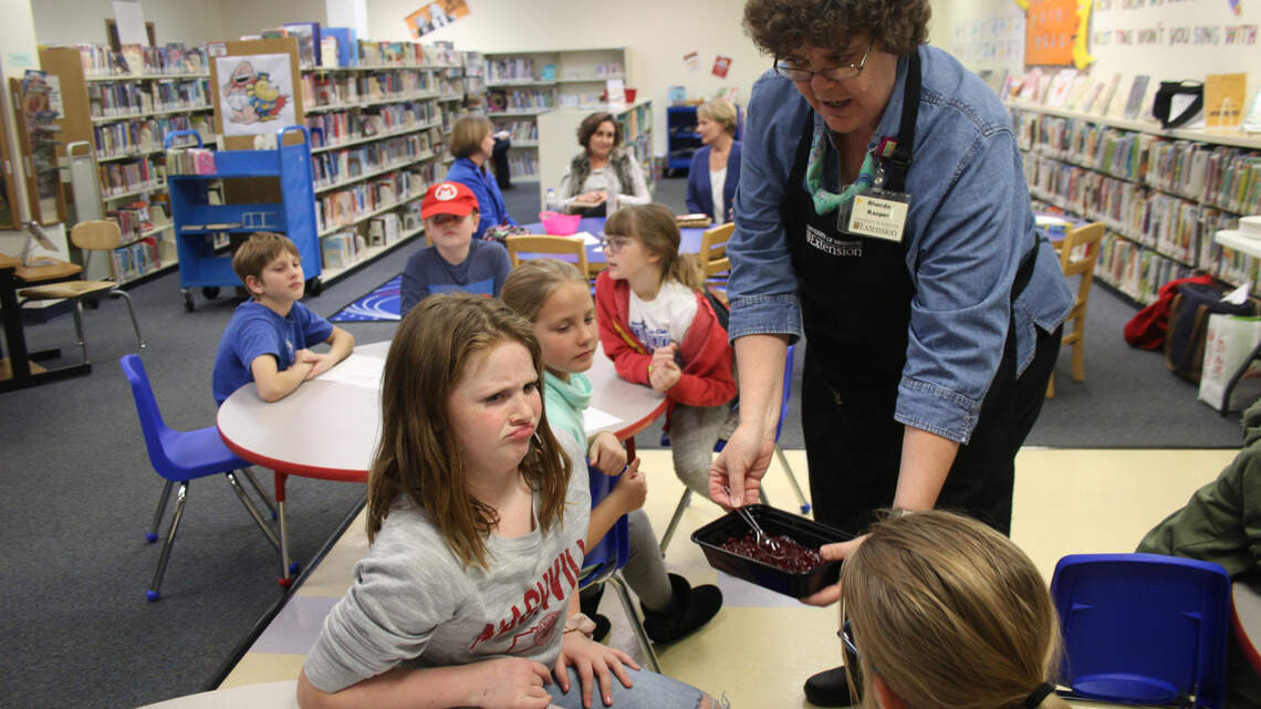 Nutrition expert guides kids toward cooking healthy Thanksgiving treats