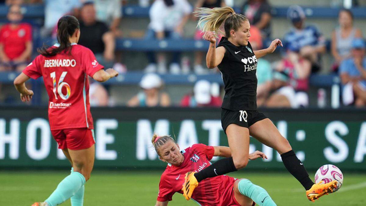 Washington Spirit midfielder Ashley Sanchez, right, advances the ball against the Kansas City Current on Sunday evening at Children’s Mercy Park in Kansas City, Kan.
