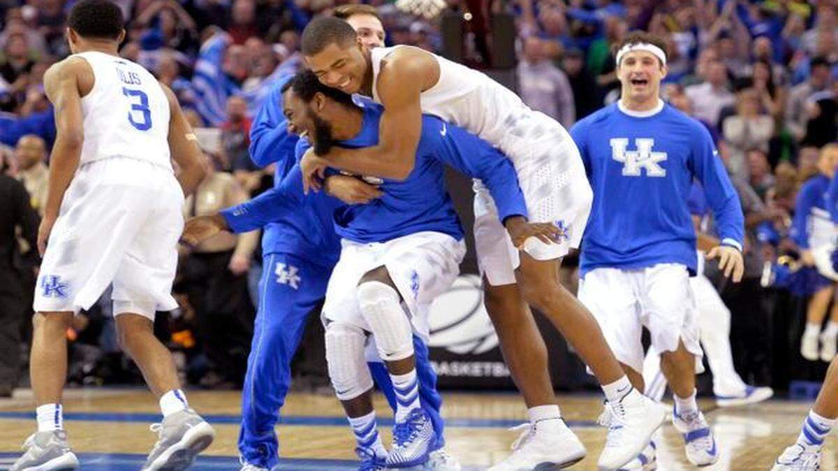 
Kentucky players celebrate after a 68-66 win over Notre Dame in a college basketball game in the NCAA men's tournament regional finals, Saturday, March 28, 2015, in Cleveland. 
