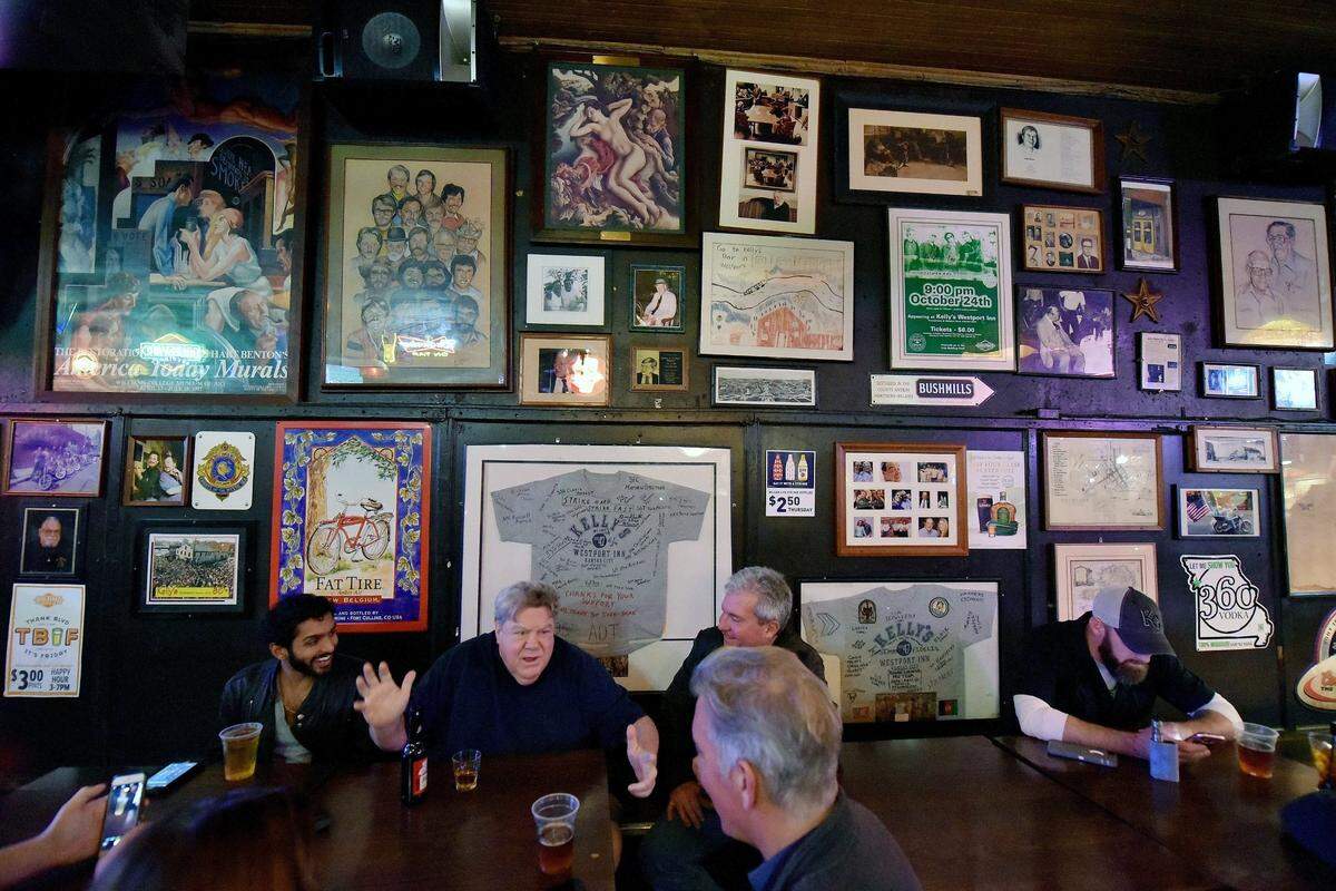 Actor George Wendt, center, of “Cheers” fame, used to frequent Kelly’s when he was a student at Rockhurst College. In 2016, he stopped by the bar while in town.
