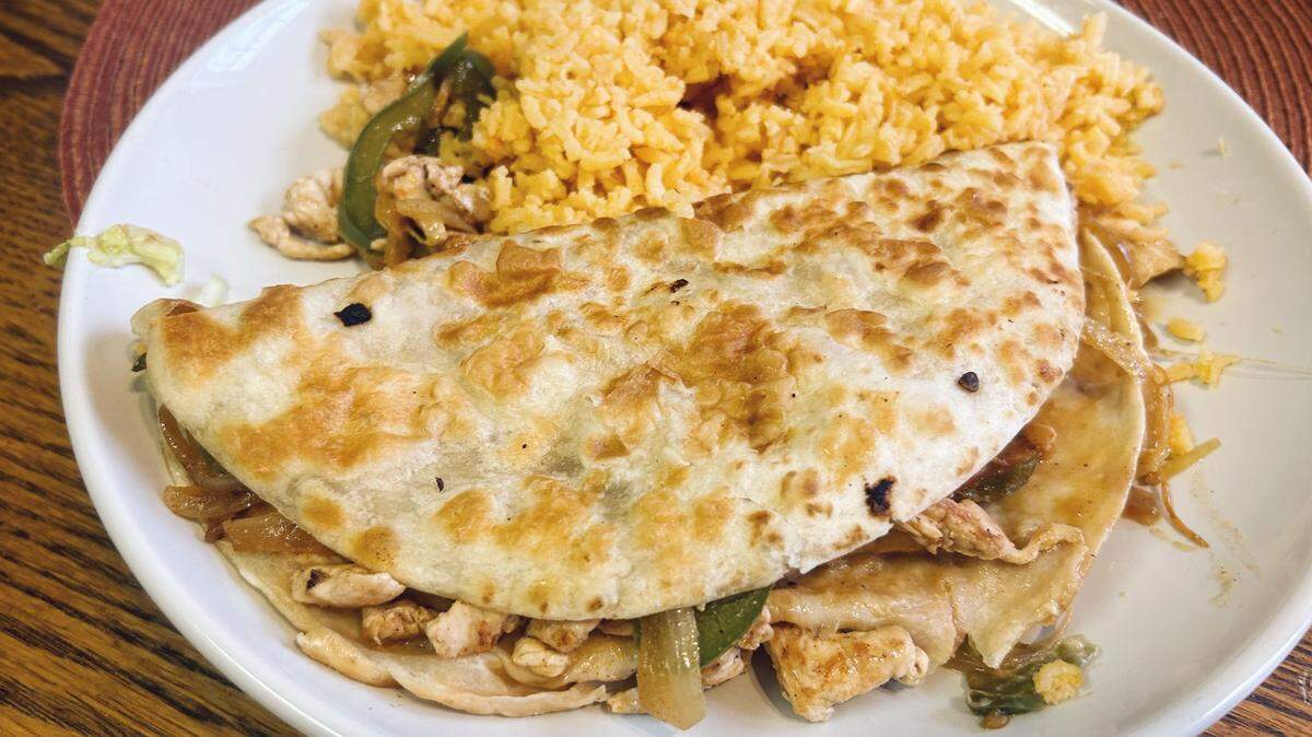 Palacio Maya Mexican Restaurant sells chicken fajitas, burritos and more.