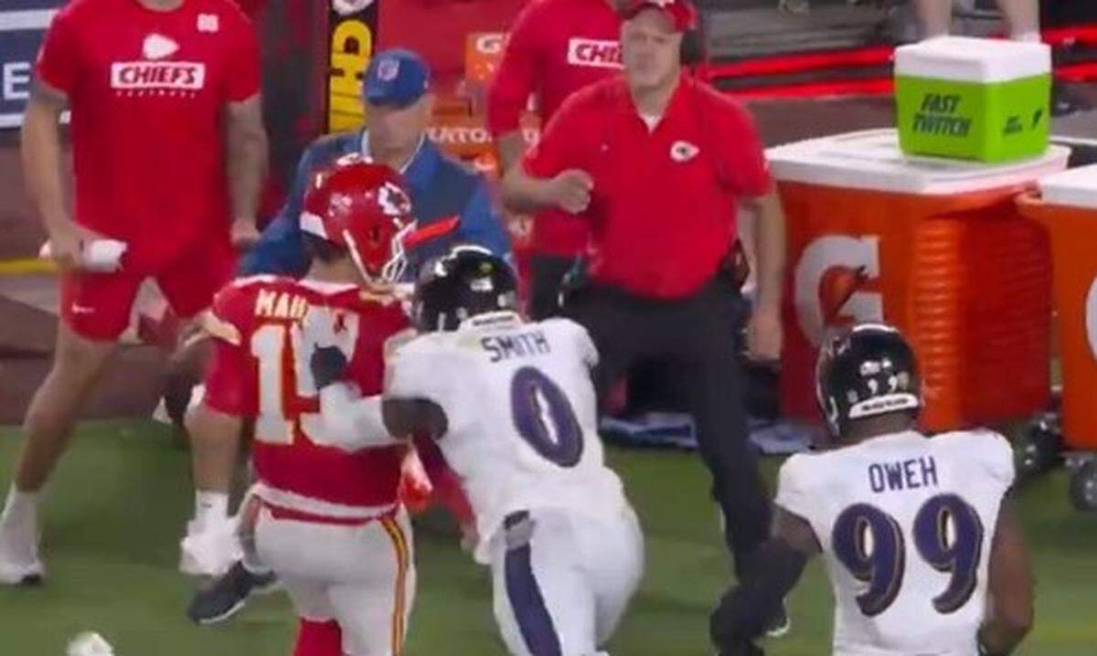 The Ravens’ Roquan Smith was not penalized on this play involving Chiefs quarterback Patrick Mahomes.