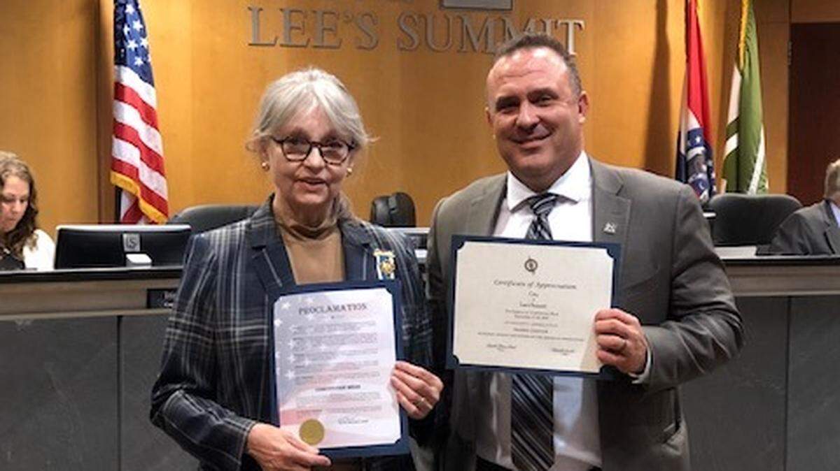 Lucile Lamb, the Regent of the Prairie Chapter of the Daughters of the American Revolution, and Lee’s Summit Mayor Bill Baird swapped certificates to mark Constitution Week.