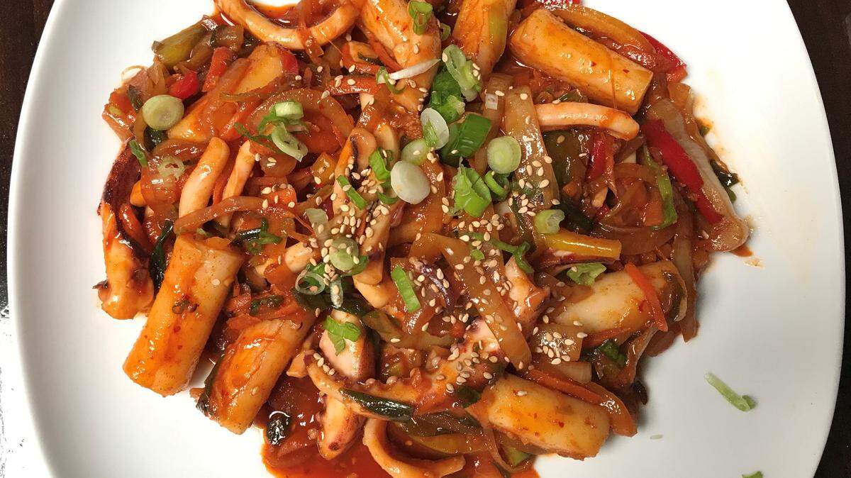 Kobi-Q’s Spicy BBQ + Rice Cakes has grilled pork or squid with chewy rice cakes in a house-made red pepper paste.