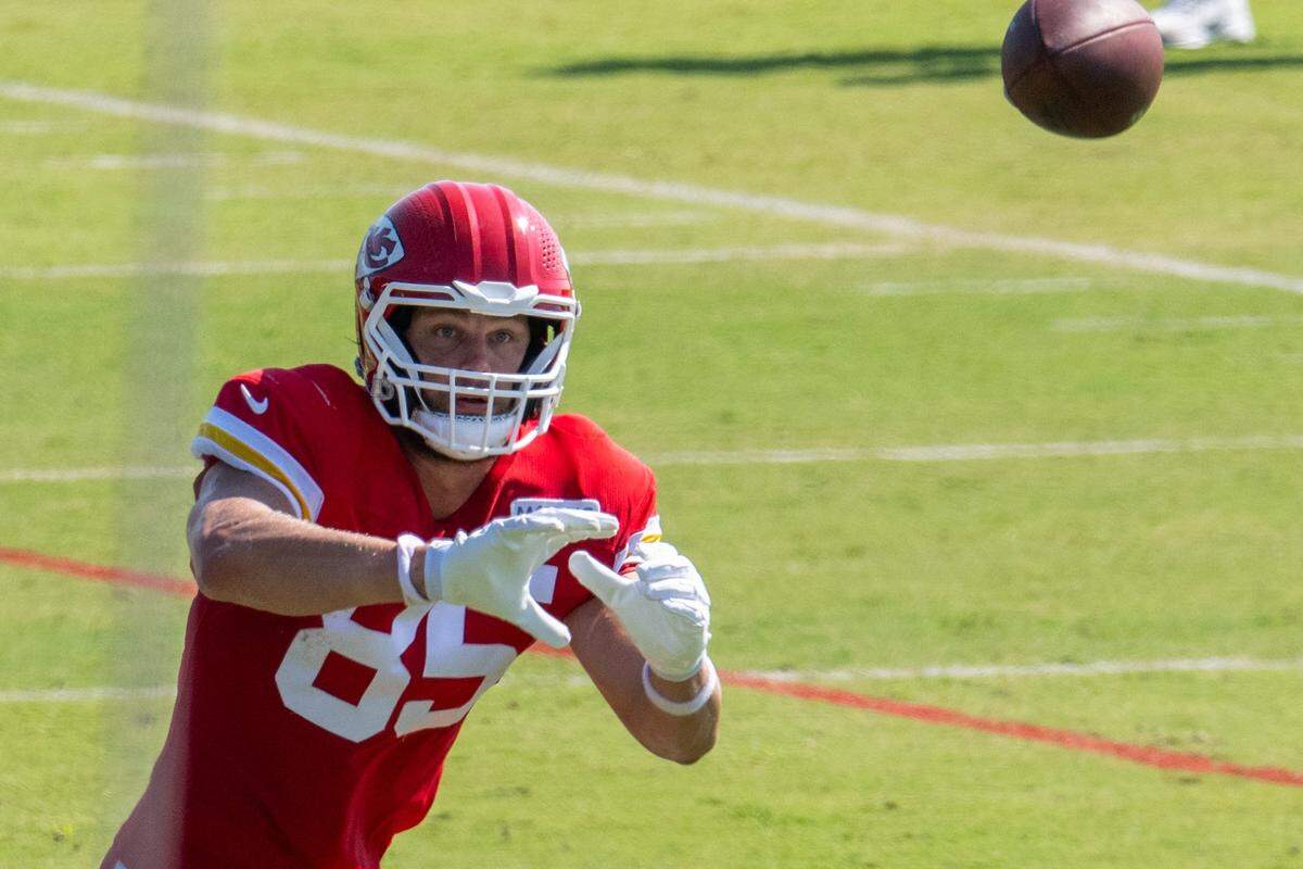 Kansas City Chiefs tight end Robert Tonyan (85) catches a pass during practice at Chiefs Training Camp on Tuesday, Aug. 5, 2025 in St. Joseph.