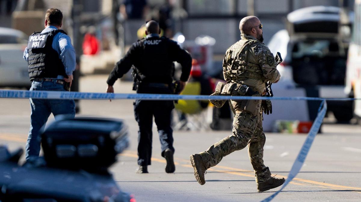 An FBI agent runs toward the west end of Union Station after a shooting following the Kansas City Chiefs Super Bowl LVIII victory parade on Wednesday, Feb. 14, 2024, in Kansas City.